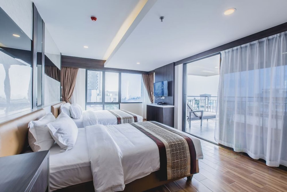 Premium, Triple, Queen Bed, Bathtub, Golden Jomtien Beach Hotel 4/7