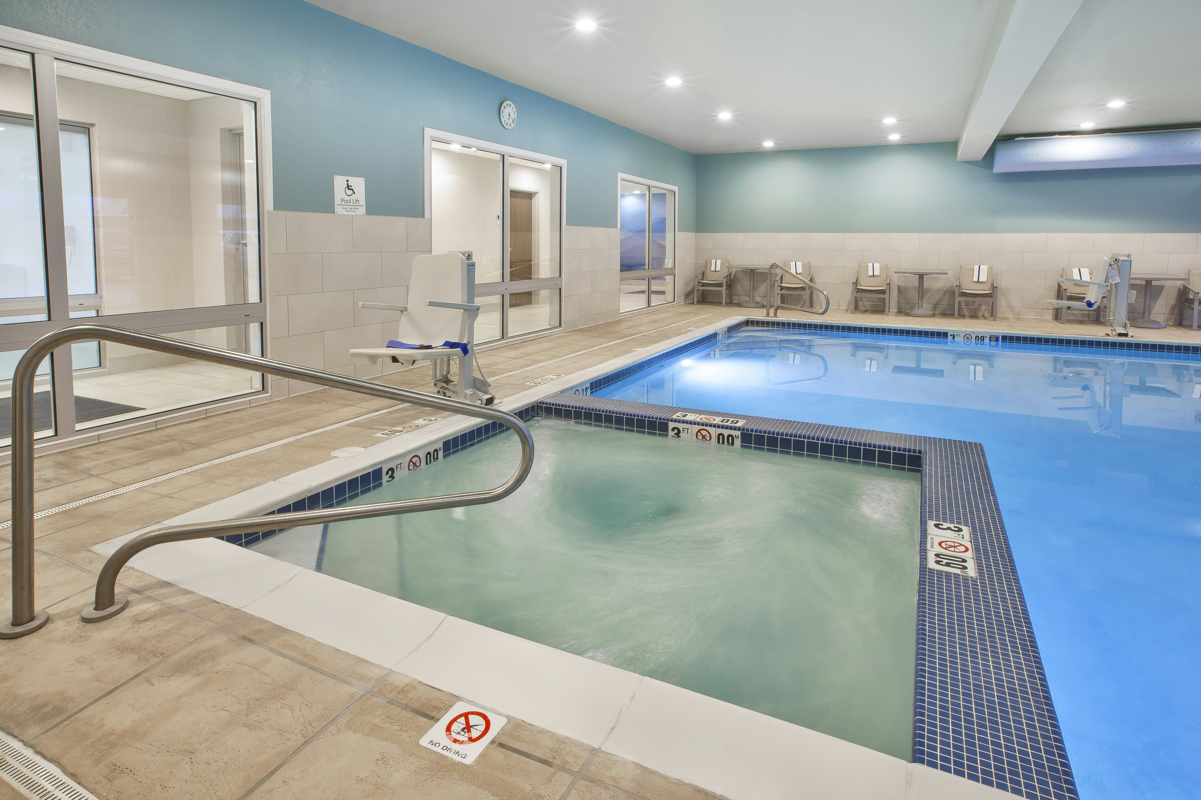 Holiday Inn Express Suites Parkersburg East 29/56