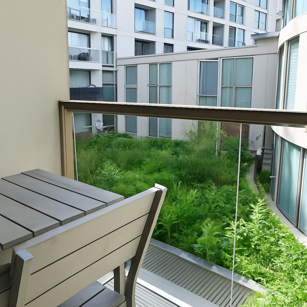 Lanterns Court Apartments 4/50
