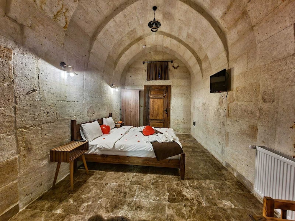 Lavinia Cappadocia Cave 14/50