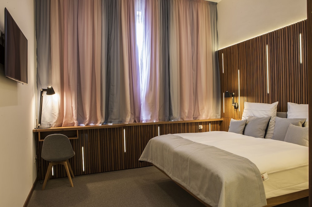 1 BEDROOM, BUSINESS, SUITE