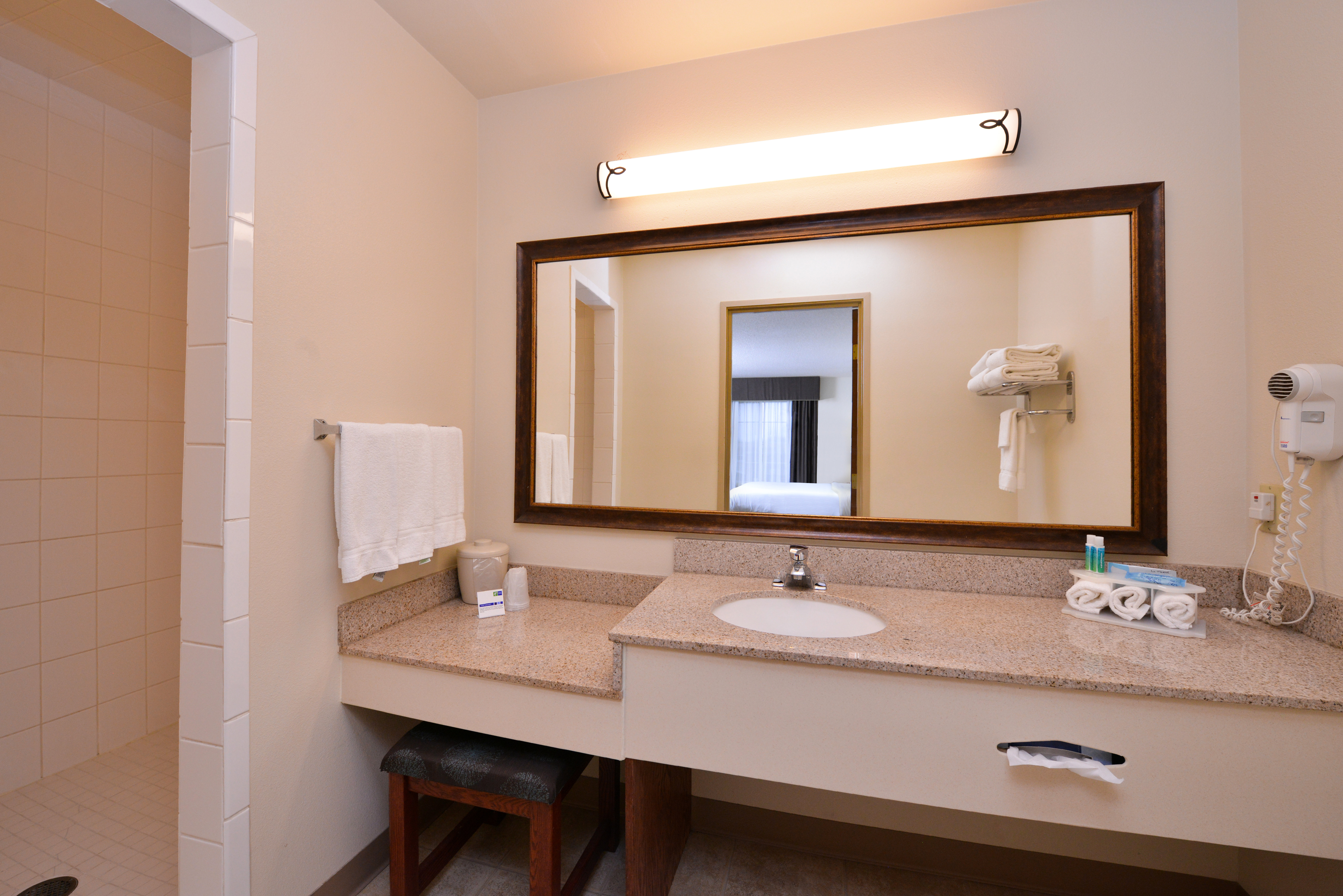 Holiday Inn Express Hotel and Suites Sioux Falls At Empire Mall 72/75