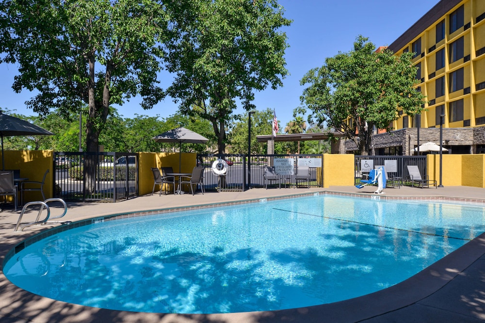 Fairfield Inn and Suites by Marriott Bakersfield Central