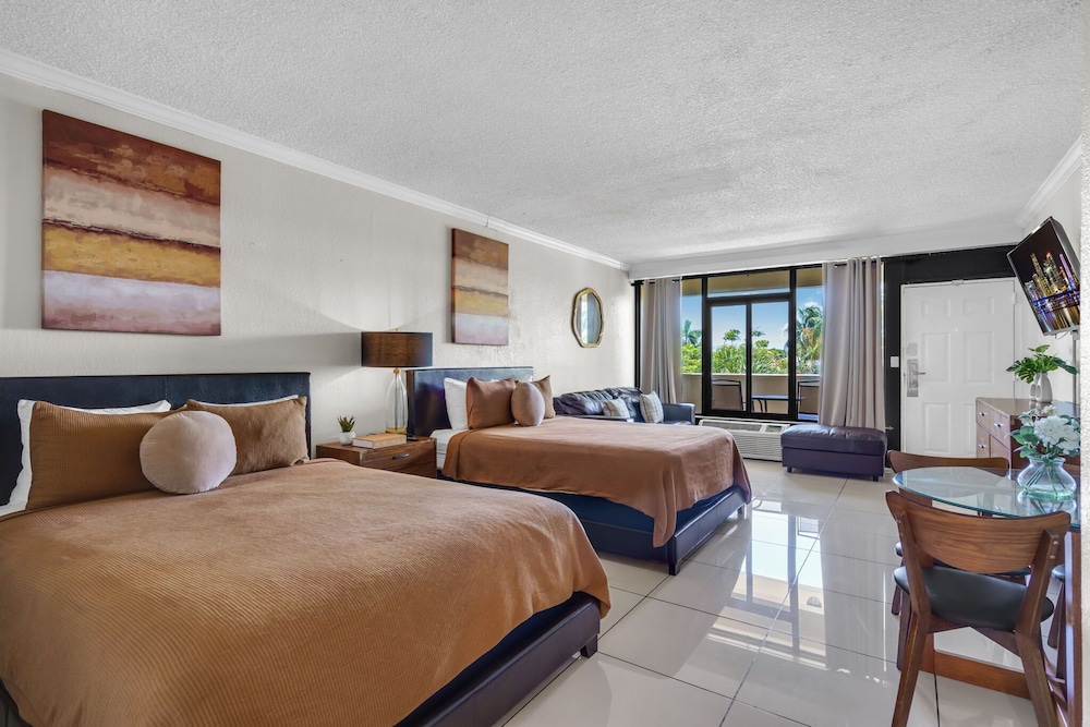 Deluxe, 2 Queen Beds, Sofa, Kitchenette