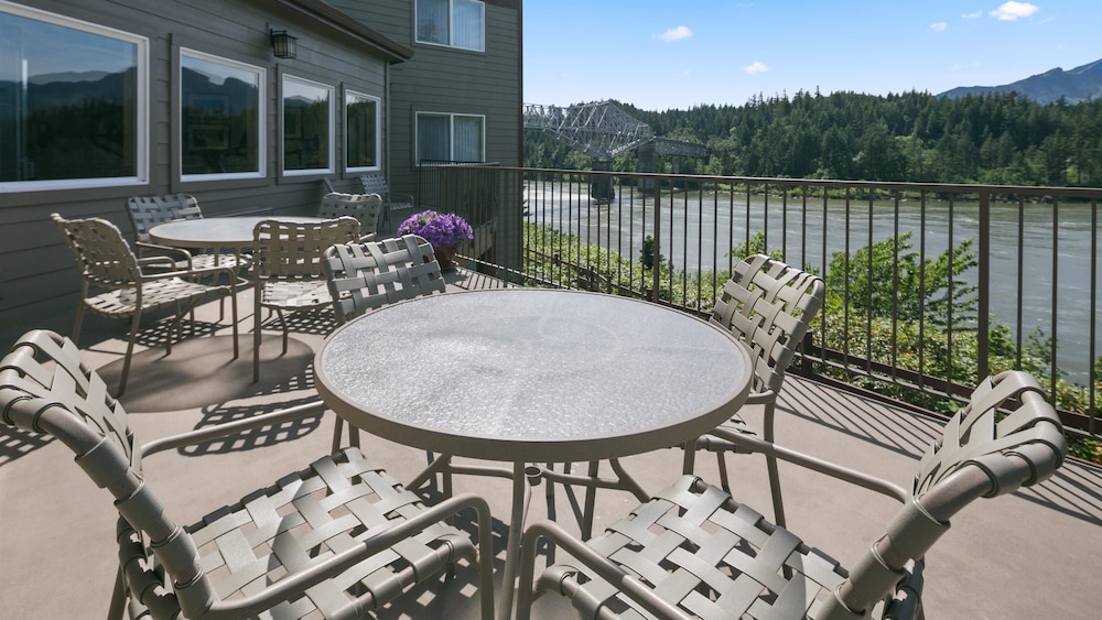 Best Western Plus Columbia River Inn 51/63