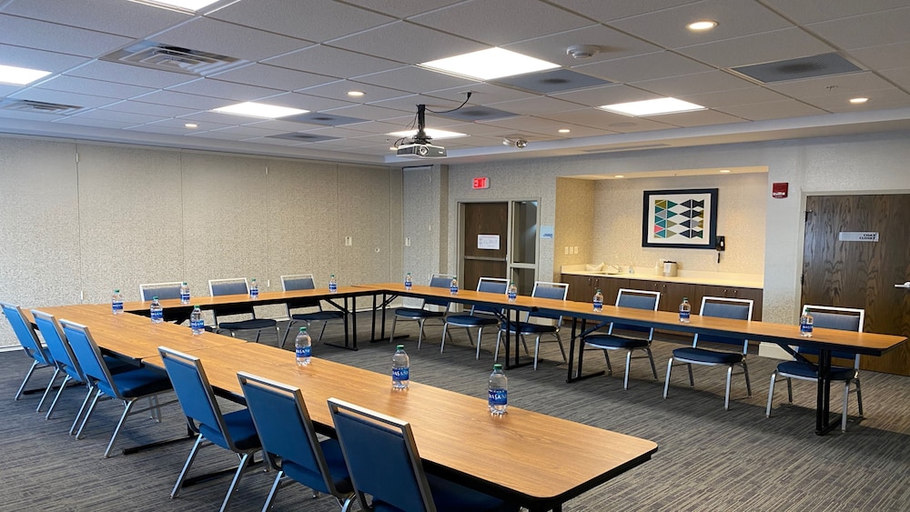 HOLIDAY INN EXPRESS & SUITES TOLEDO SOUTH - PERRYSBURG 41/53