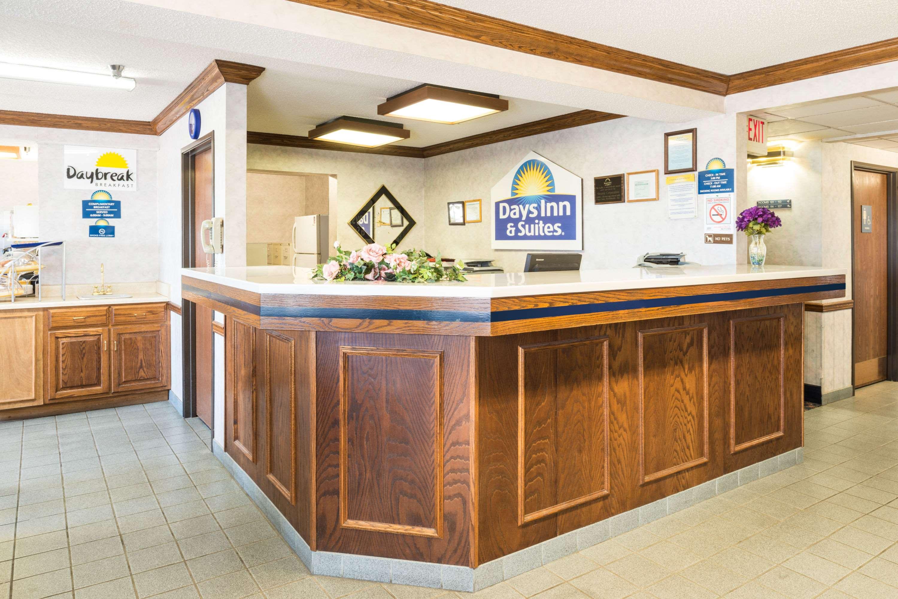 Days Inn By Wyndham Pontoon Beach 2/17