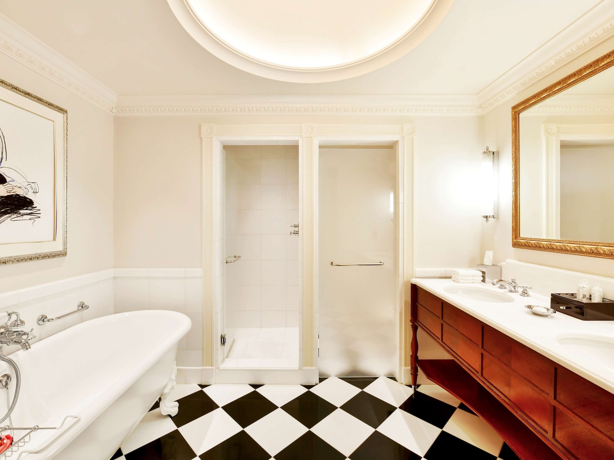 جناح جونيور بسرير كينج بإطلالة على النهر، The Savoy Hotel 9/10