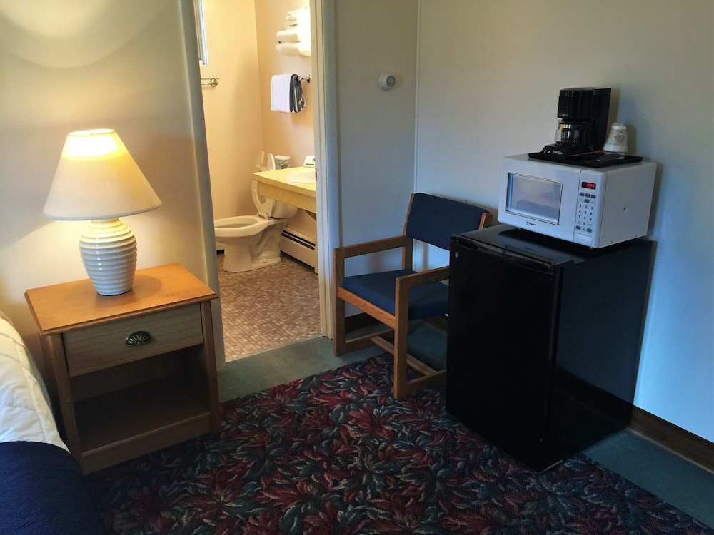 Cedar Motor Inn 44/56