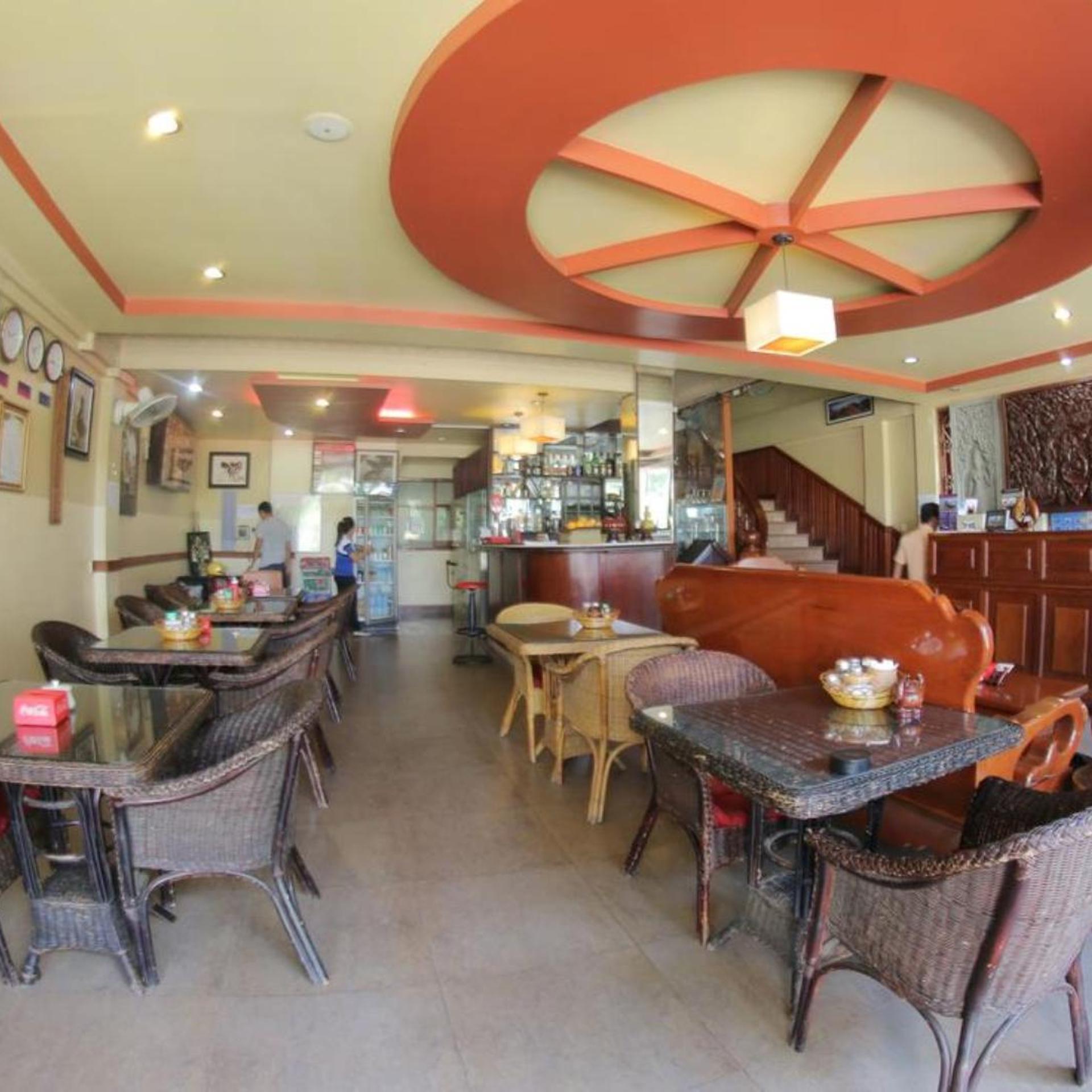 Golden Noura Villa Pub & Restaurant 34/47