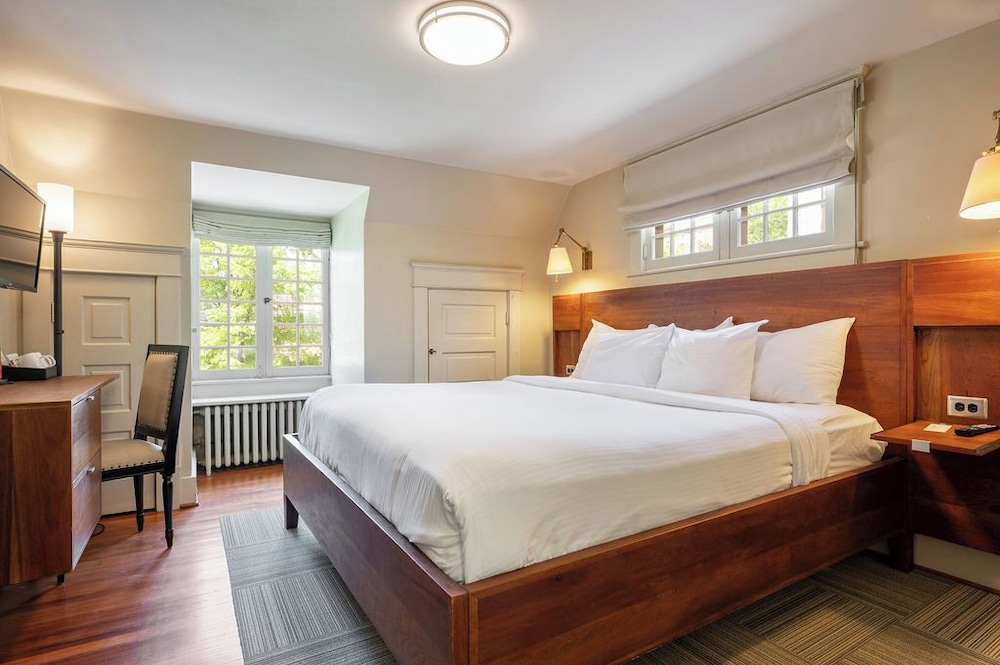 Tavern, King Bed