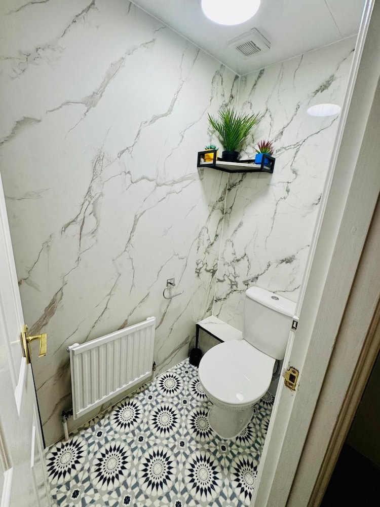 Kirkdale Hotel 26/30