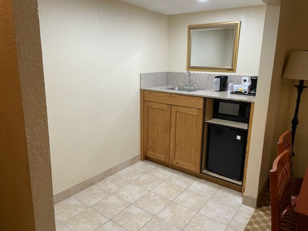 Quality Inn and Suites Saginaw, MI 11/47