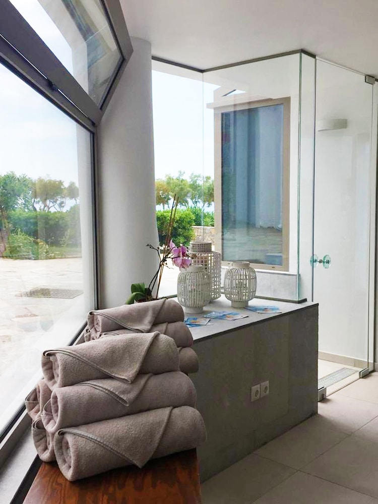 Maritimo Beach Hotel 49/65