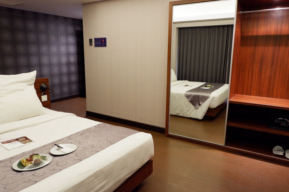 Crown Prince Hotel Surabaya 21/71
