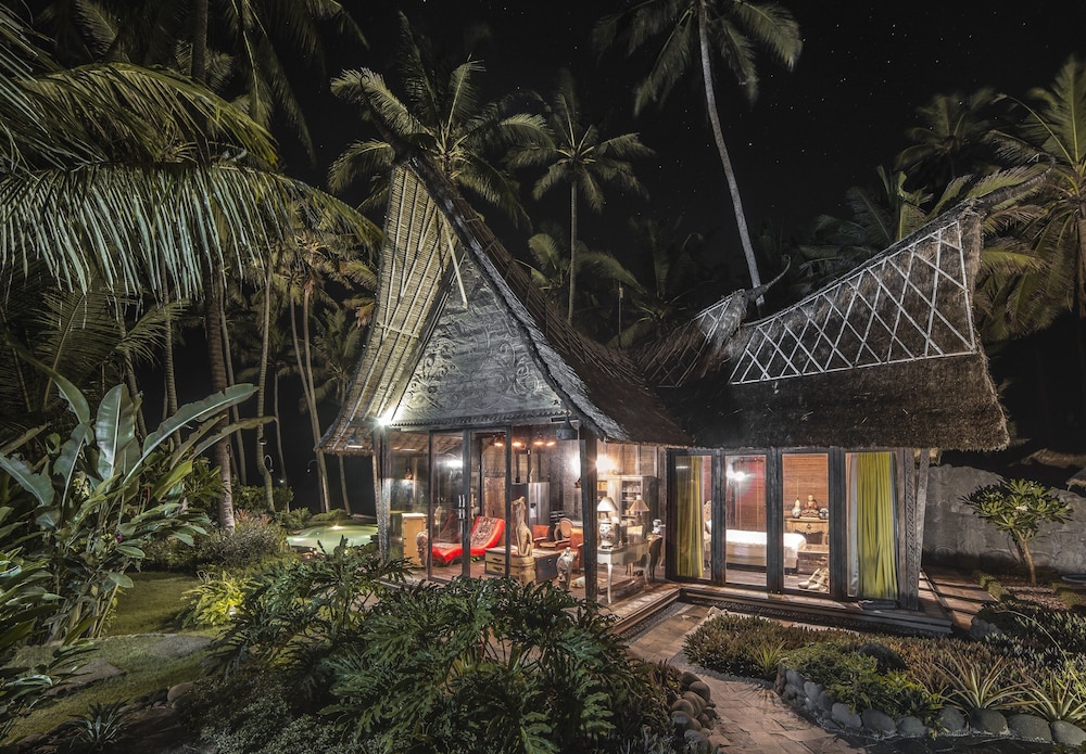 Absolute Beachfront Romantic Villa Laut 4/30