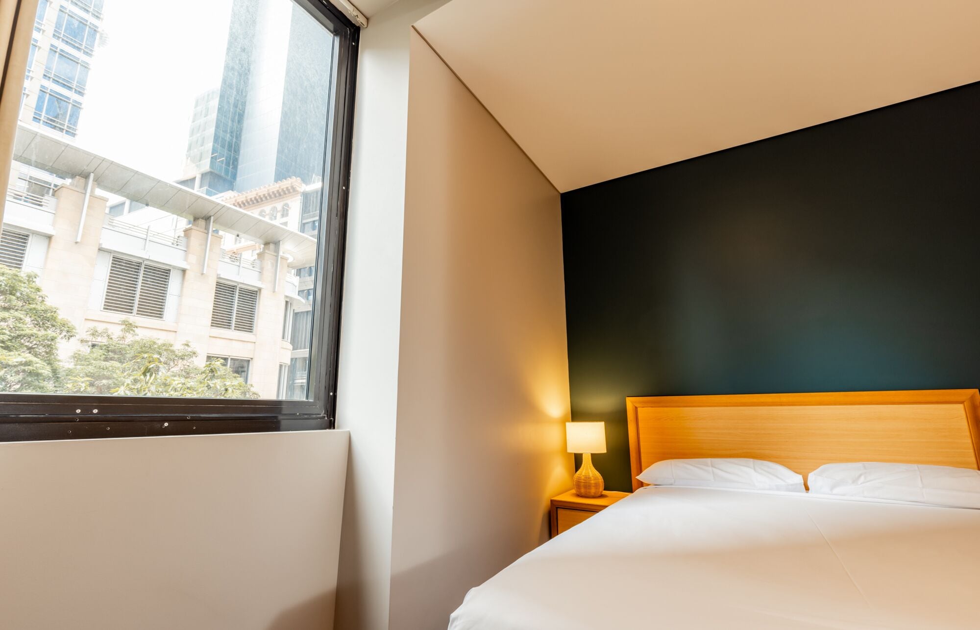 ROOM, QUEEN BED