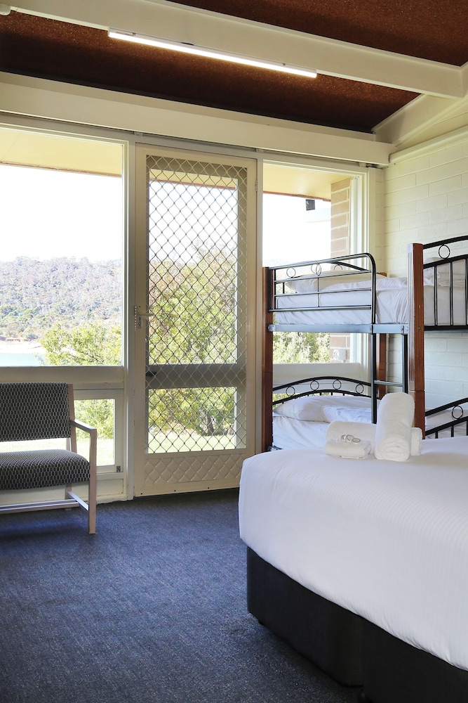 LAKE JINDABYNE HOTEL 20/75