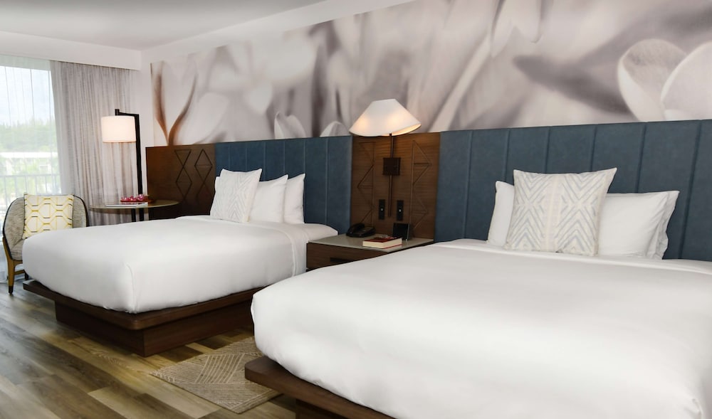 Room, 2 Queen Beds, Pool View