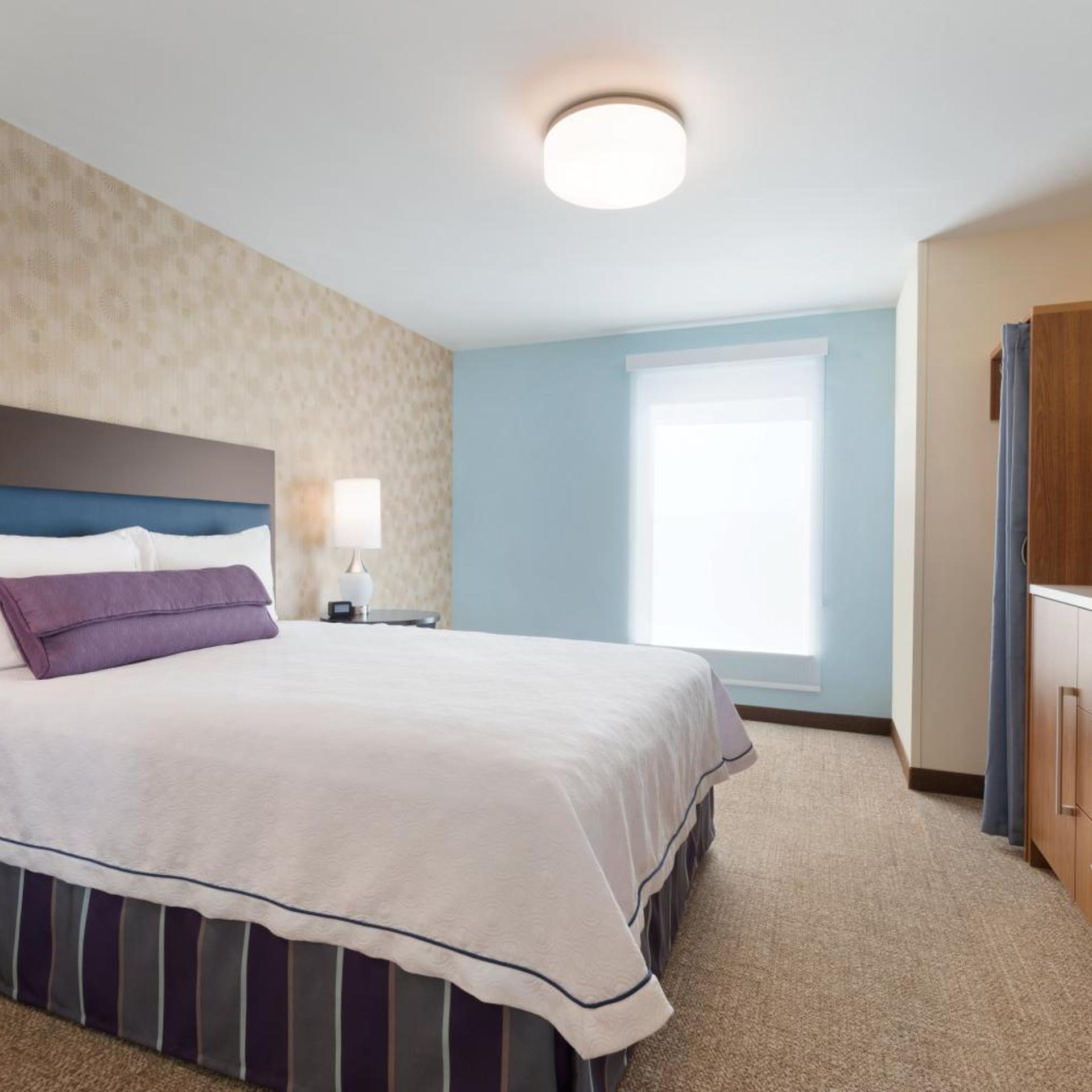 1 BEDROOM, SUITE, QUEEN BED