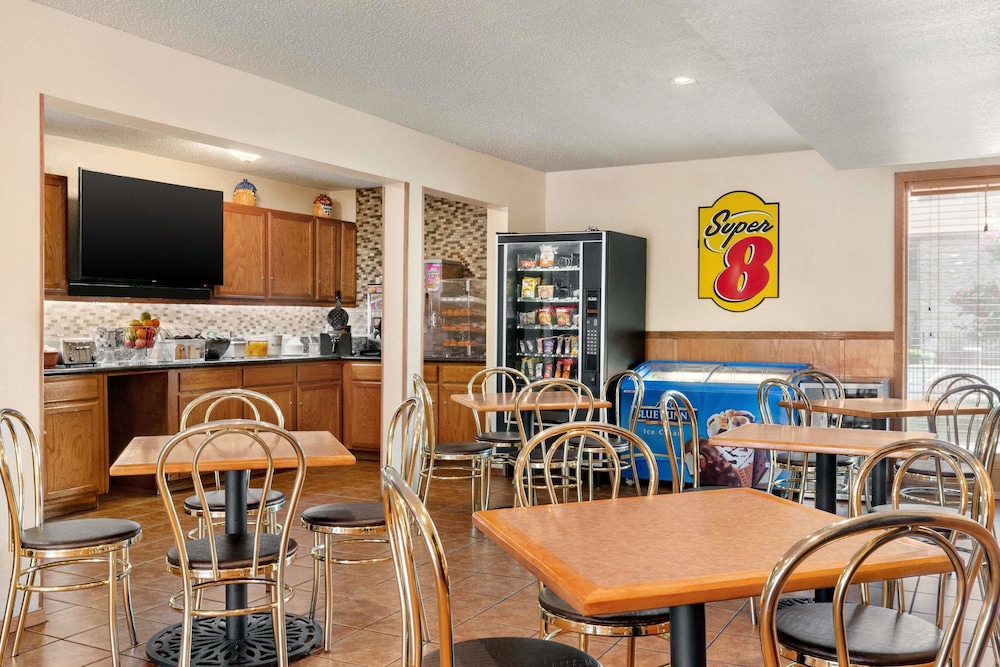 Super 8 by Wyndham Waco University Area 15/24