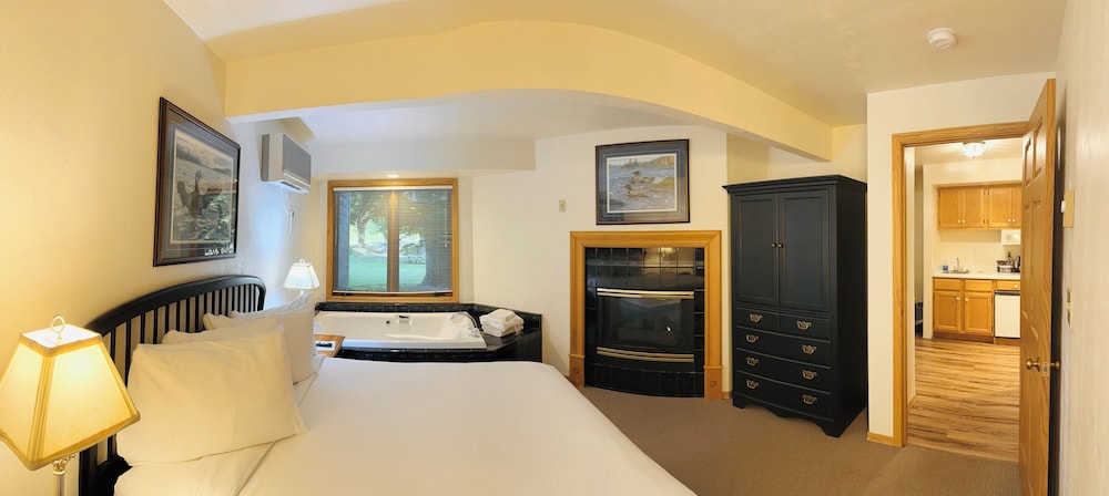1 Bedroom, Deluxe, Suite, Queen Bed, Sofa, Lodge at Leathem Smith 5/5