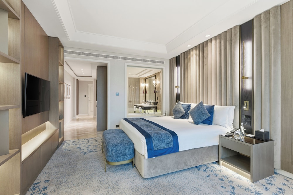 Room, King Bed, Downtown View