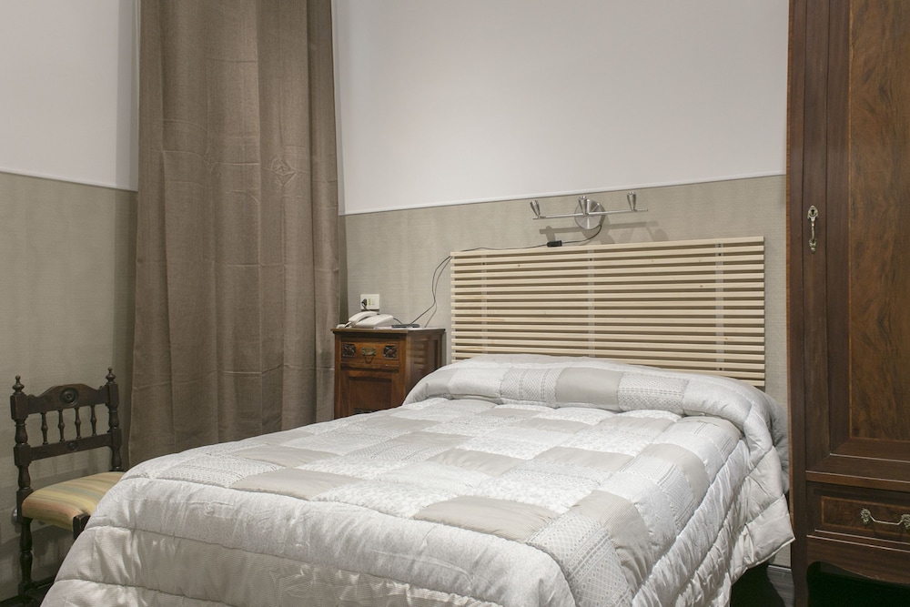 ECONOMY, DOUBLE BED, SHARED BATHROOM