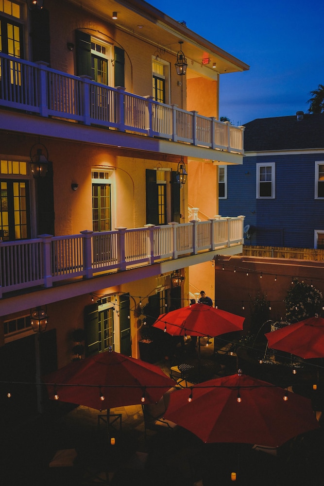 Royal Frenchmen Hotel And Bar 4/72