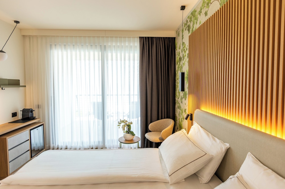 DELUXE, DOUBLE BED, LAKE VIEW