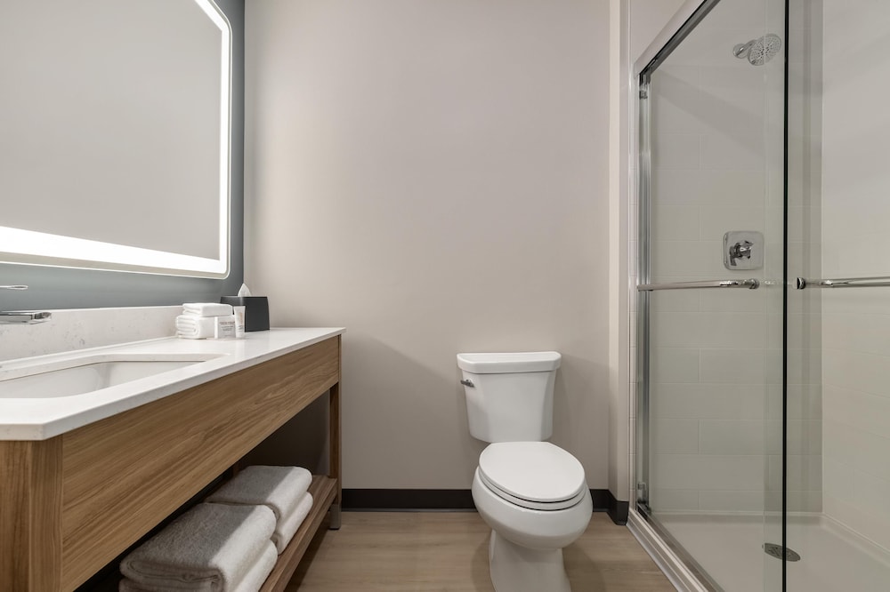 Hyatt Studios Chesapeake 42/44