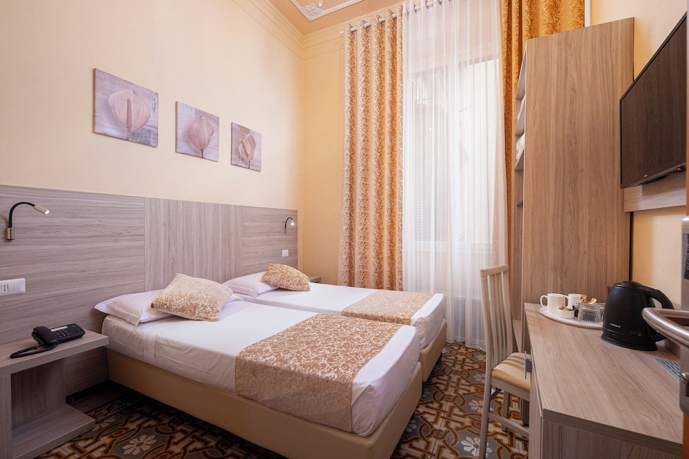 ROOM, DOUBLE OR TWIN BED