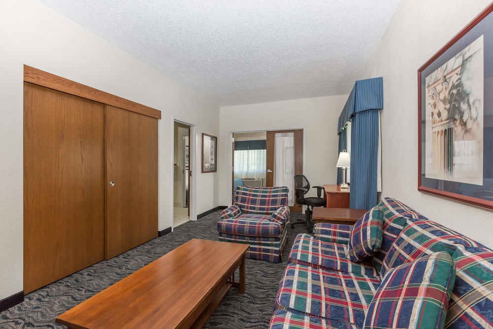Baymont By Wyndham Des Moines Airport 19/56