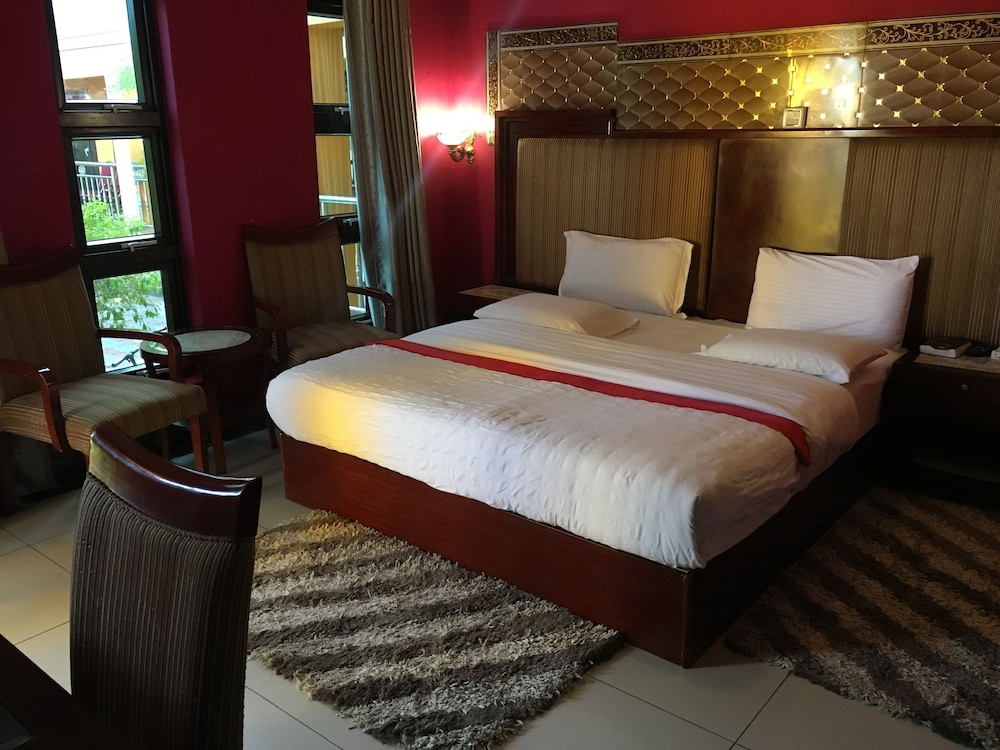 Gumare Executive Lodge 12/47
