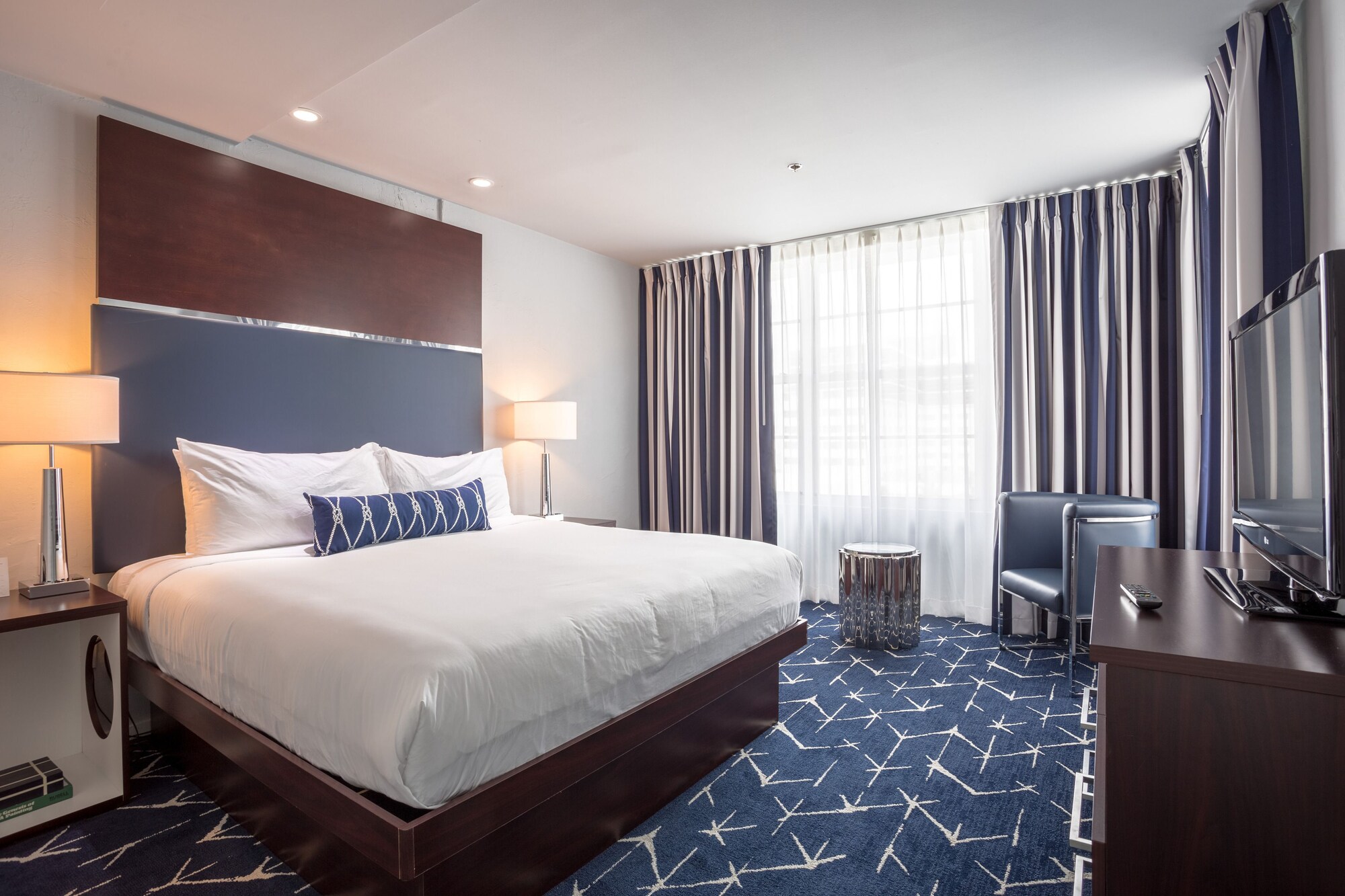 SUPERIOR, KING BED