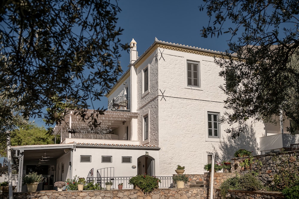 Bellevalia Hydra Hotel 5/50