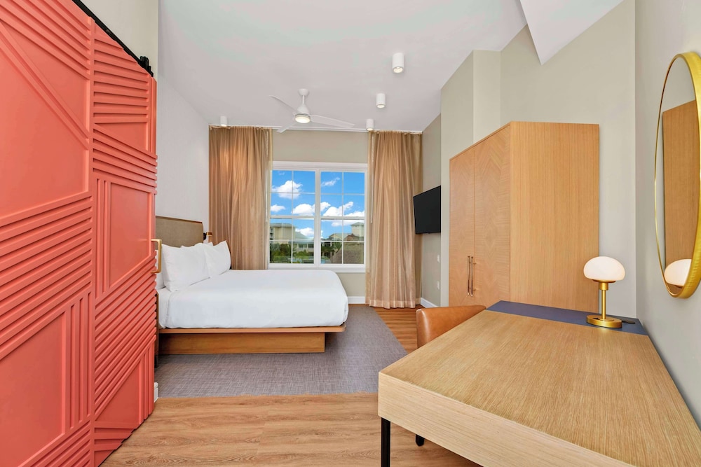 2 BEDROOMS, SUITE, CORNER