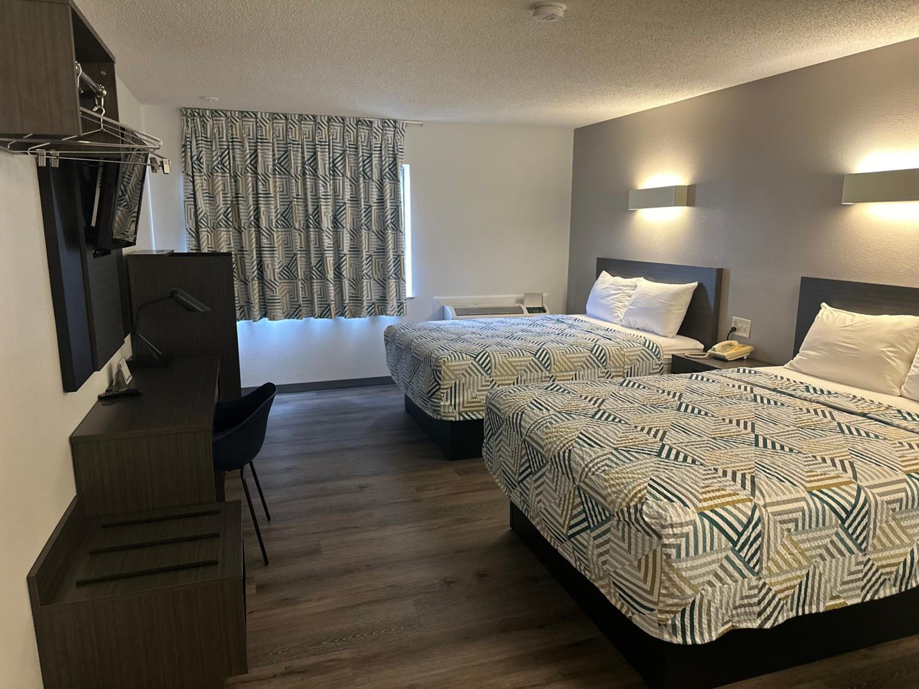 2 Queen Beds - Mobility Accessible Tub Nsmk