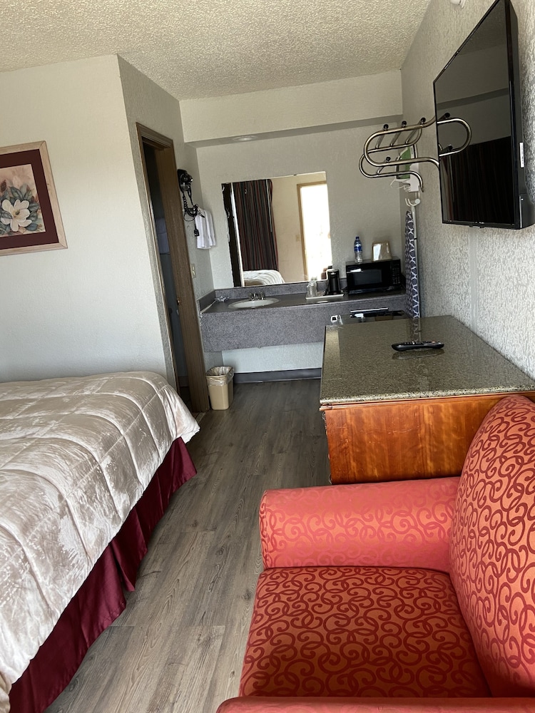 Colonial Inn 35/47