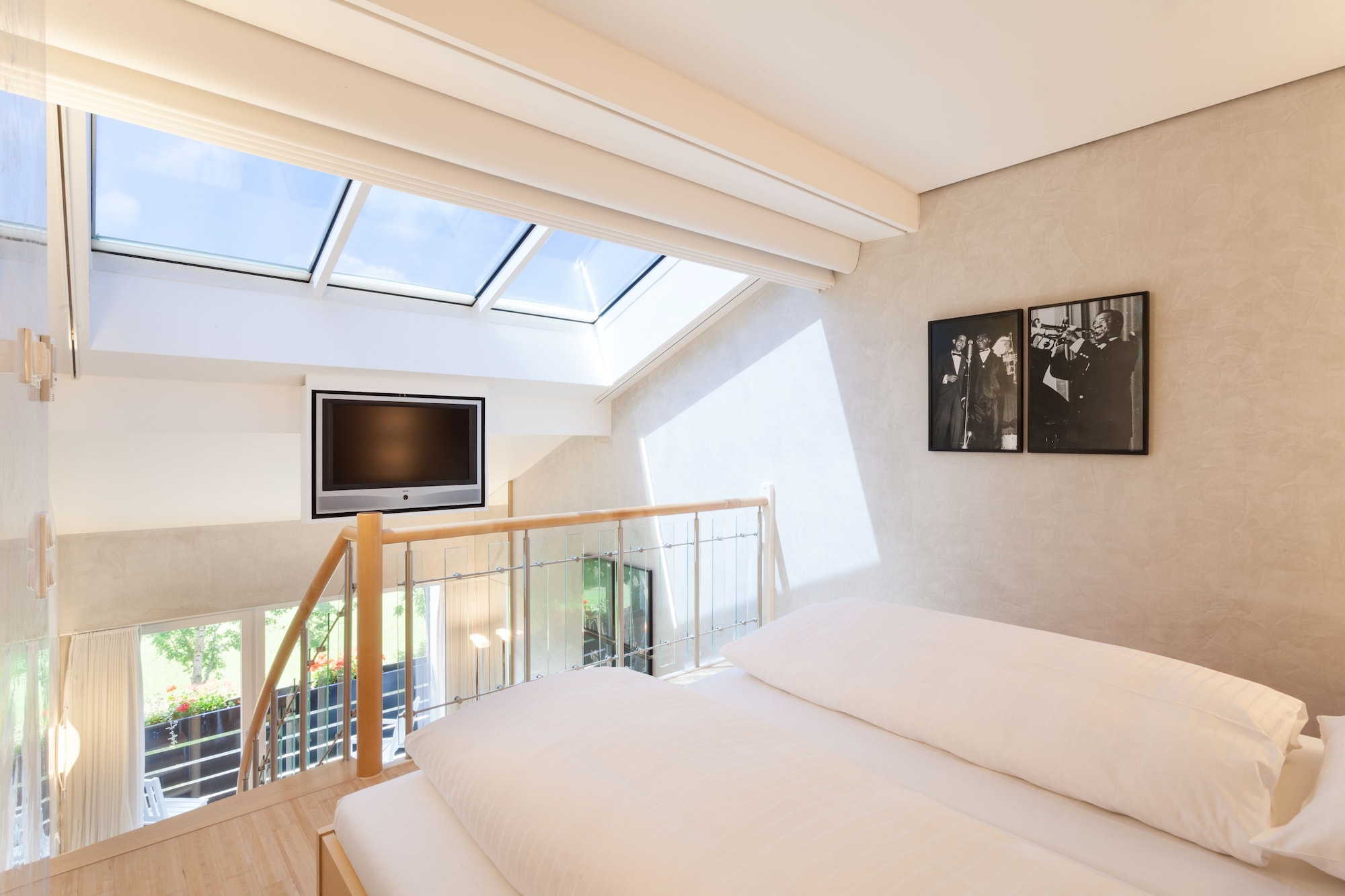 Gallery, Queen Bed, Balcony