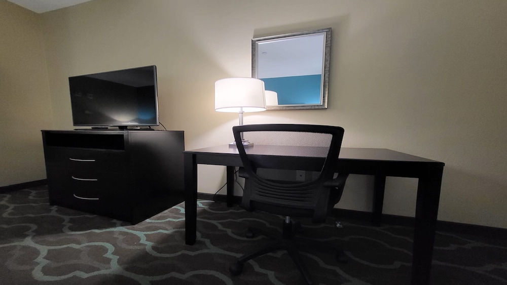 Holiday Inn Express Suites Cuero 40/52