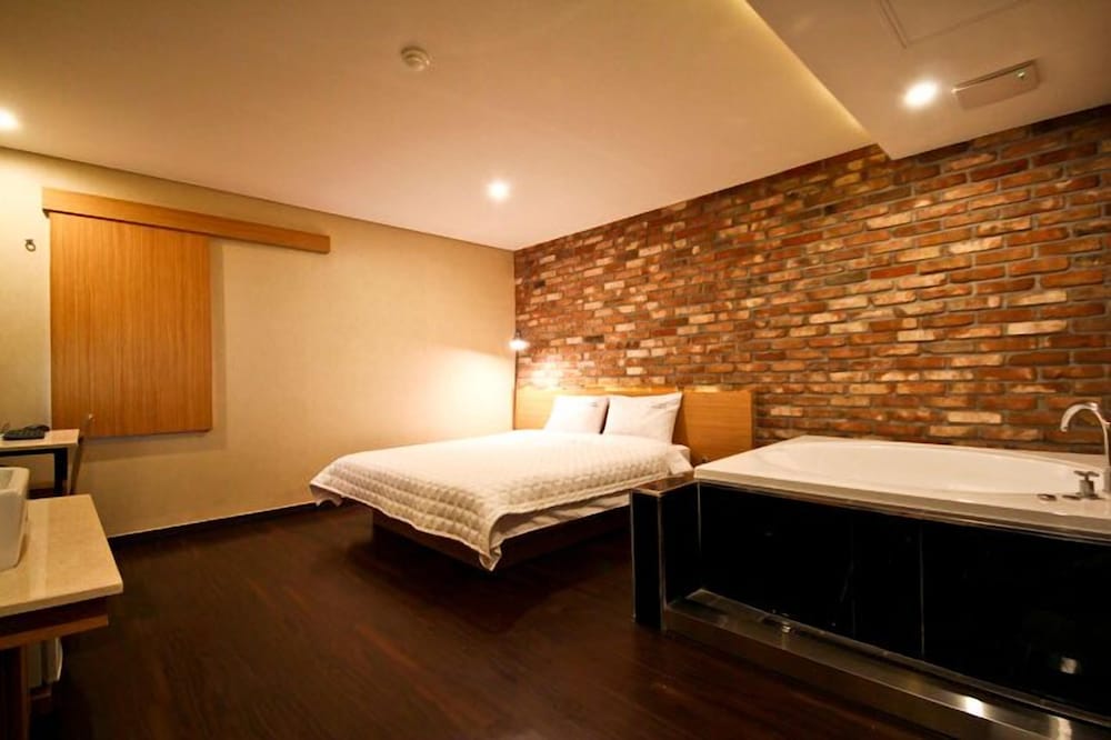 Comma Hotel Seomyeon 6/24