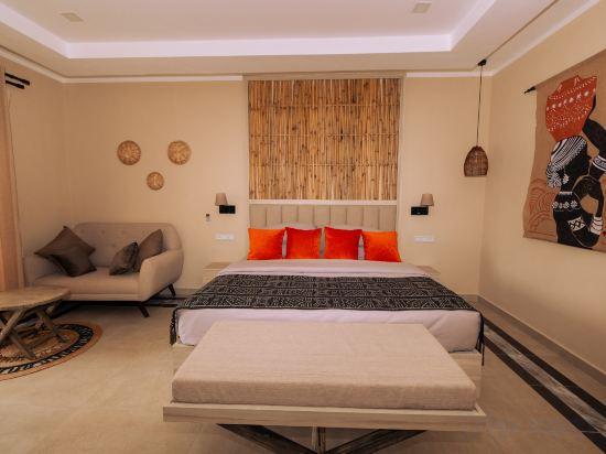 Room at Bakadaji Hotel, SERREKUNDA