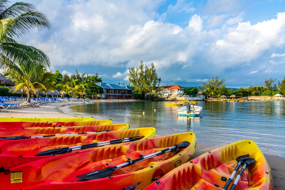 Jewel Paradise Cove Beach Resort and Spa All Inclusive - Adults Only 40/50