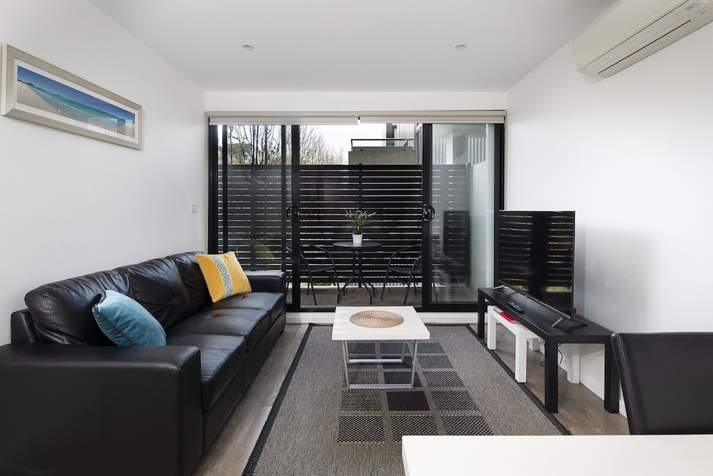 RNR Serviced Apartments North Melbourne 27/44
