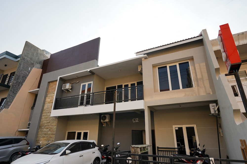Hotel O Siwalankerto Near City Of Tomorrow Mall Formerly Padang Pasir C-12 Residence in SURABAYA