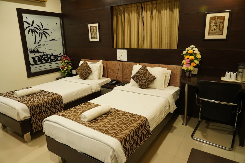 OYO Premium Paldi Cross Road 22/75