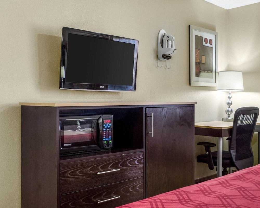 Econo Lodge Grand Forks near University 24/39