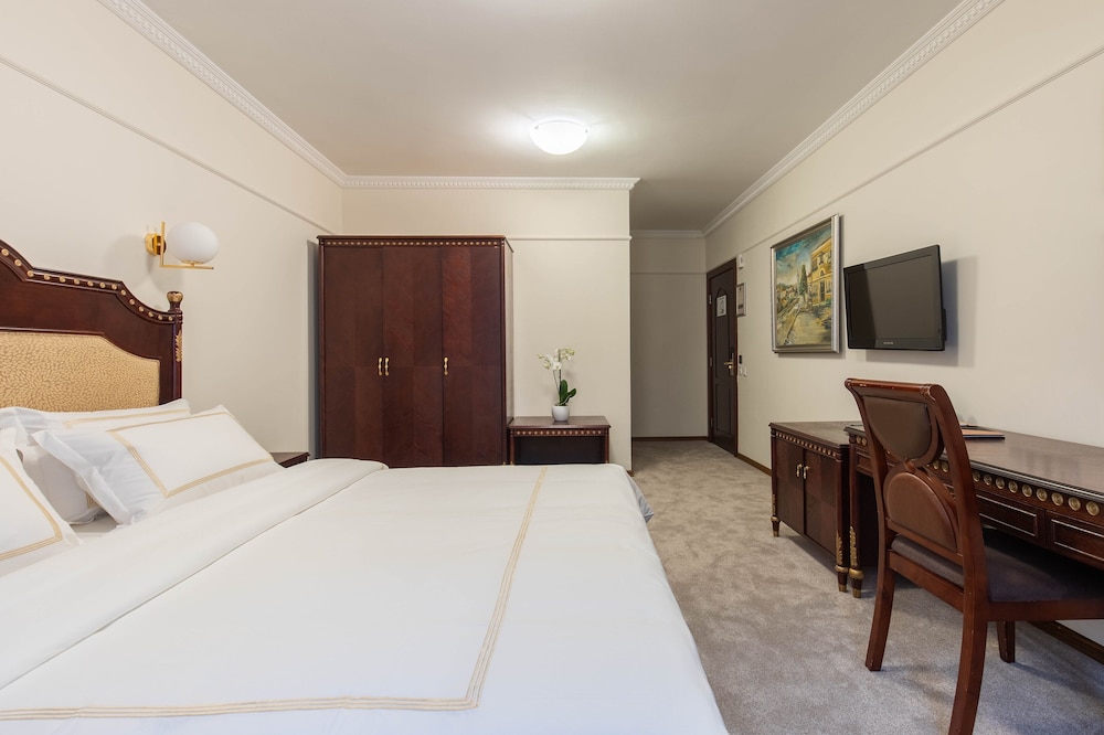 LUXURY, DOUBLE BED, CITY VIEW