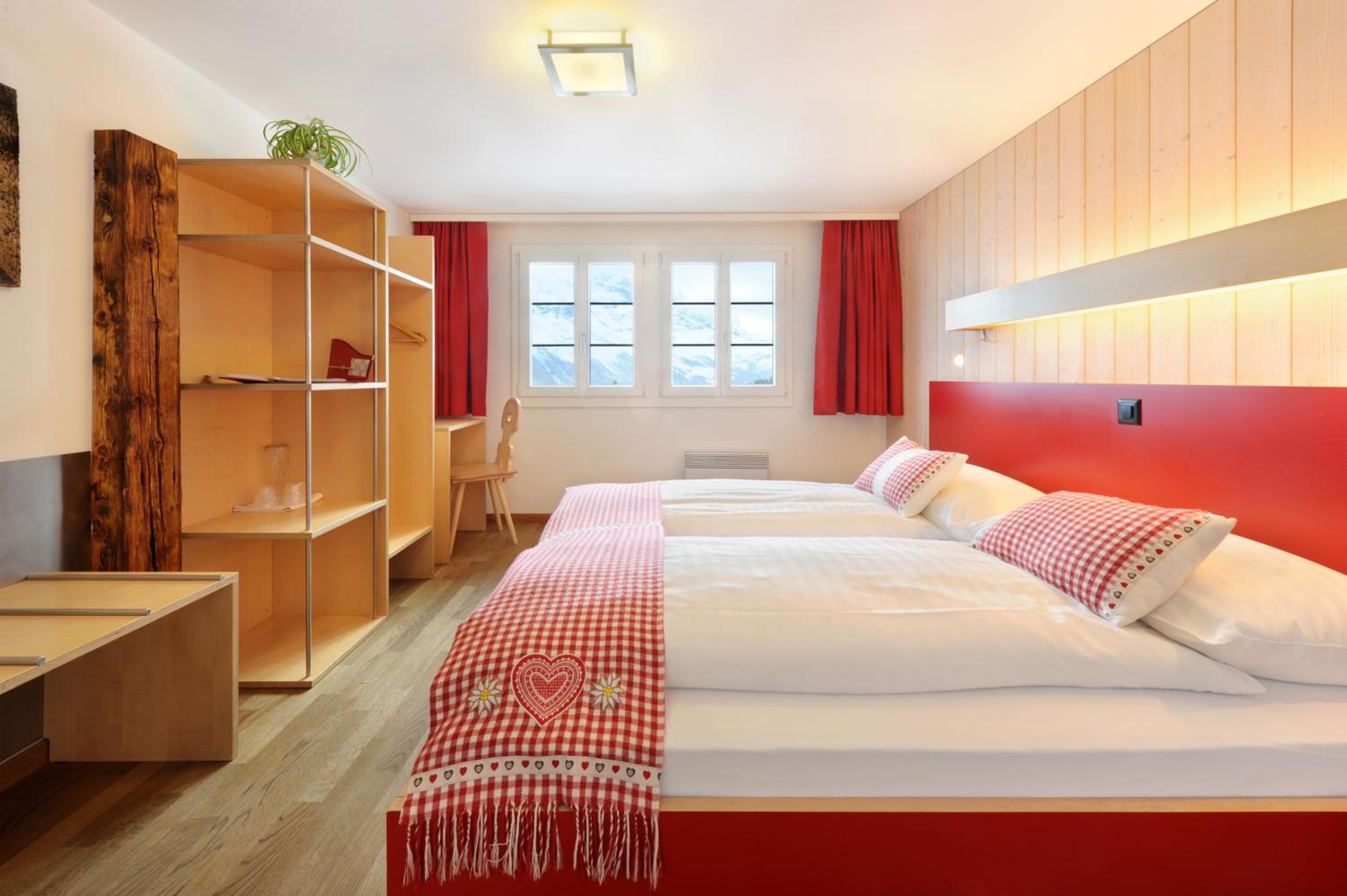Room, Queen Bed, Eiger View